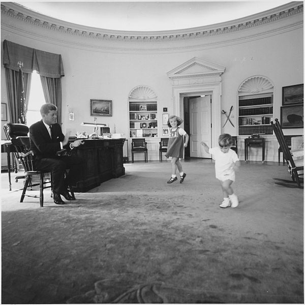 600px-Kennedy_children_visit_the_Oval_Office._President_Kennedy,_Caroline_Kennedy,_John_F._Kennedy_,Jr._White_House,_Oval..._-_NARA_-_194242