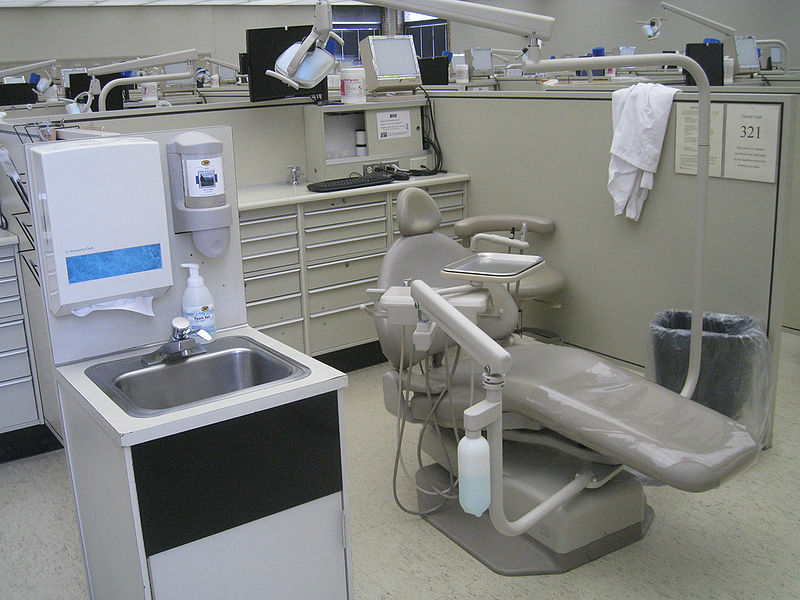 800px-Dental_Chair_UMSOD
